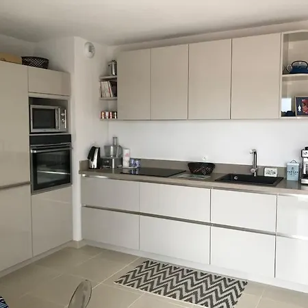 Apartment De Type 3 Au Deuxieme Etage *